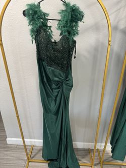 Nice Green Gown With Feather Shoulders