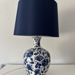 Chinese Blue & White Porcelain Table Lamp – Floral Pattern – Vintage Style
