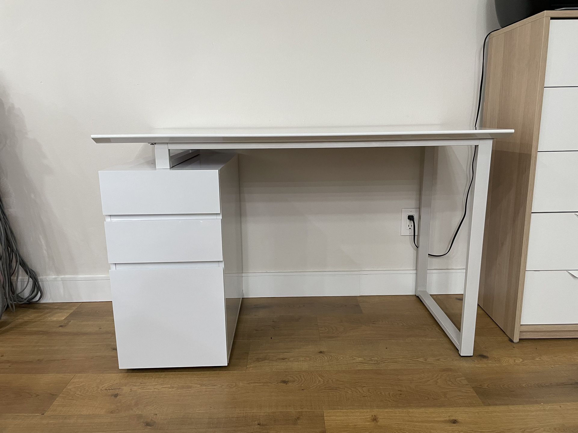 White Modern Desk (Used), Measurements: 29 1/2"H—23 1/2"W—47 1/2" L.     Or Best Offer 