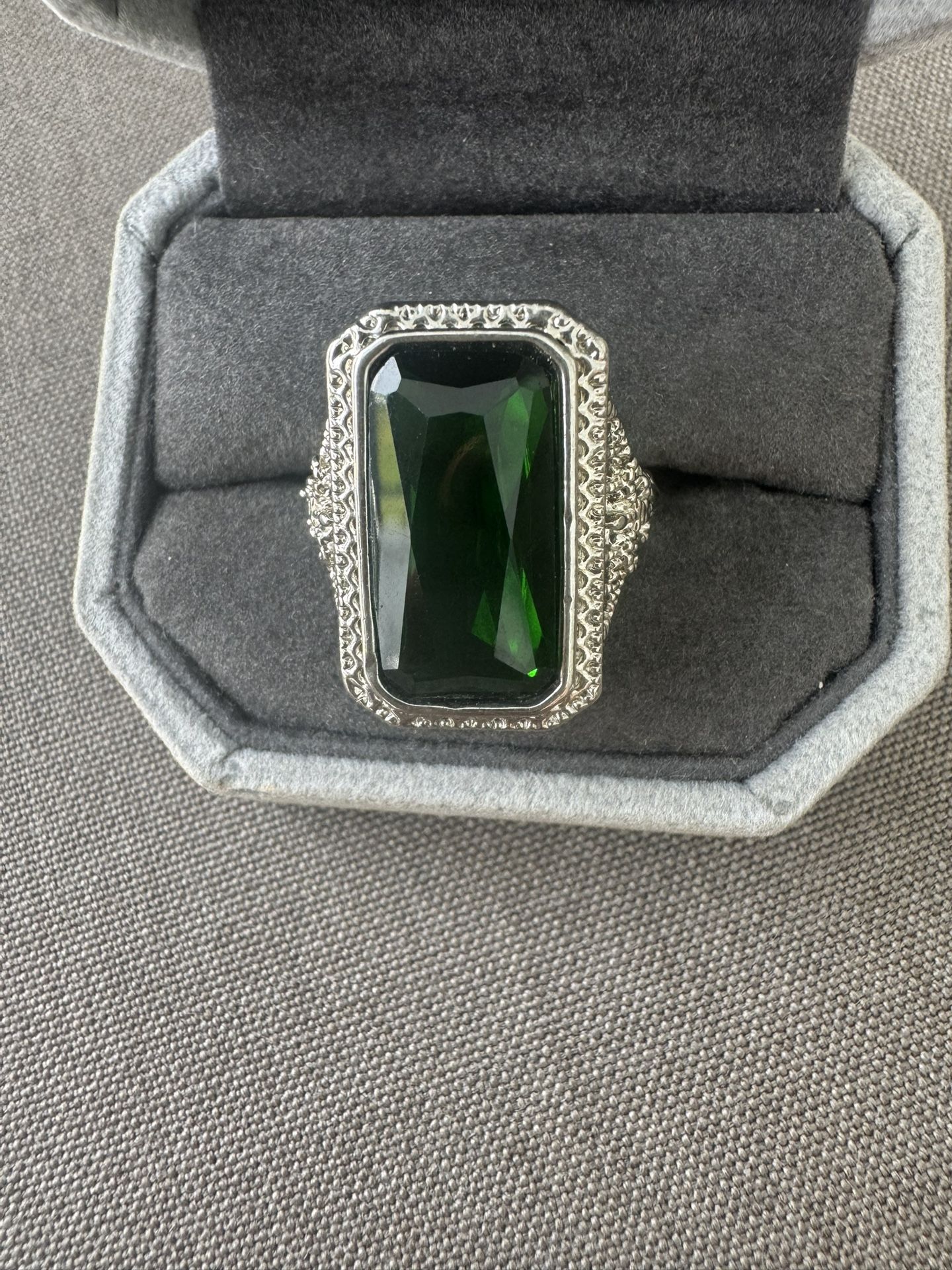 Vintage silver rectangular green stone statement ring size 9 jewelry In great condition No markings