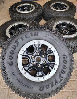 17” Ford Bronco Beadlock wheels and tires