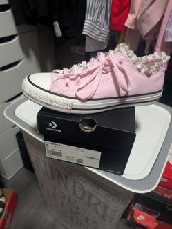 LIKE NEW CONVERSE SHOES