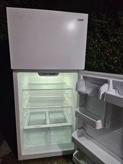 Refrigerator Works Great.  Refrigerador Funciona Muy Bien