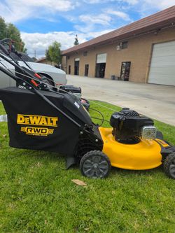 DEWALT GAS 21-IN SELF PROPELLED LANW MOWER NEW