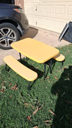 Kid picnic table in good condition clean