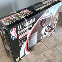 PORTABLE BASKETBALL HOOP