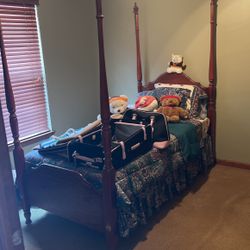 Never Used BASSETT Real cherry Wood Kids Bedroom Set