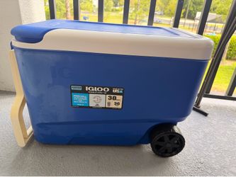 Igloo 38 Qt Wheeled Cooler - Blue/White
