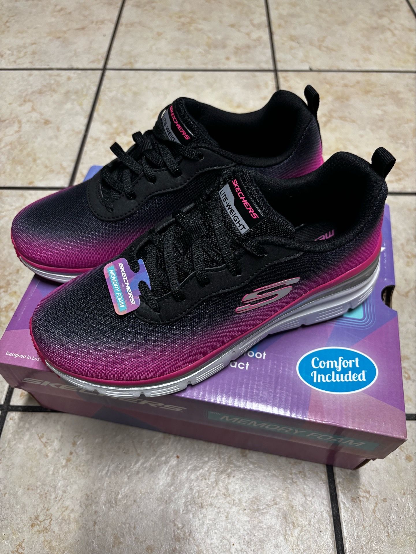 BRAND NEW SKETCHERS 7.5