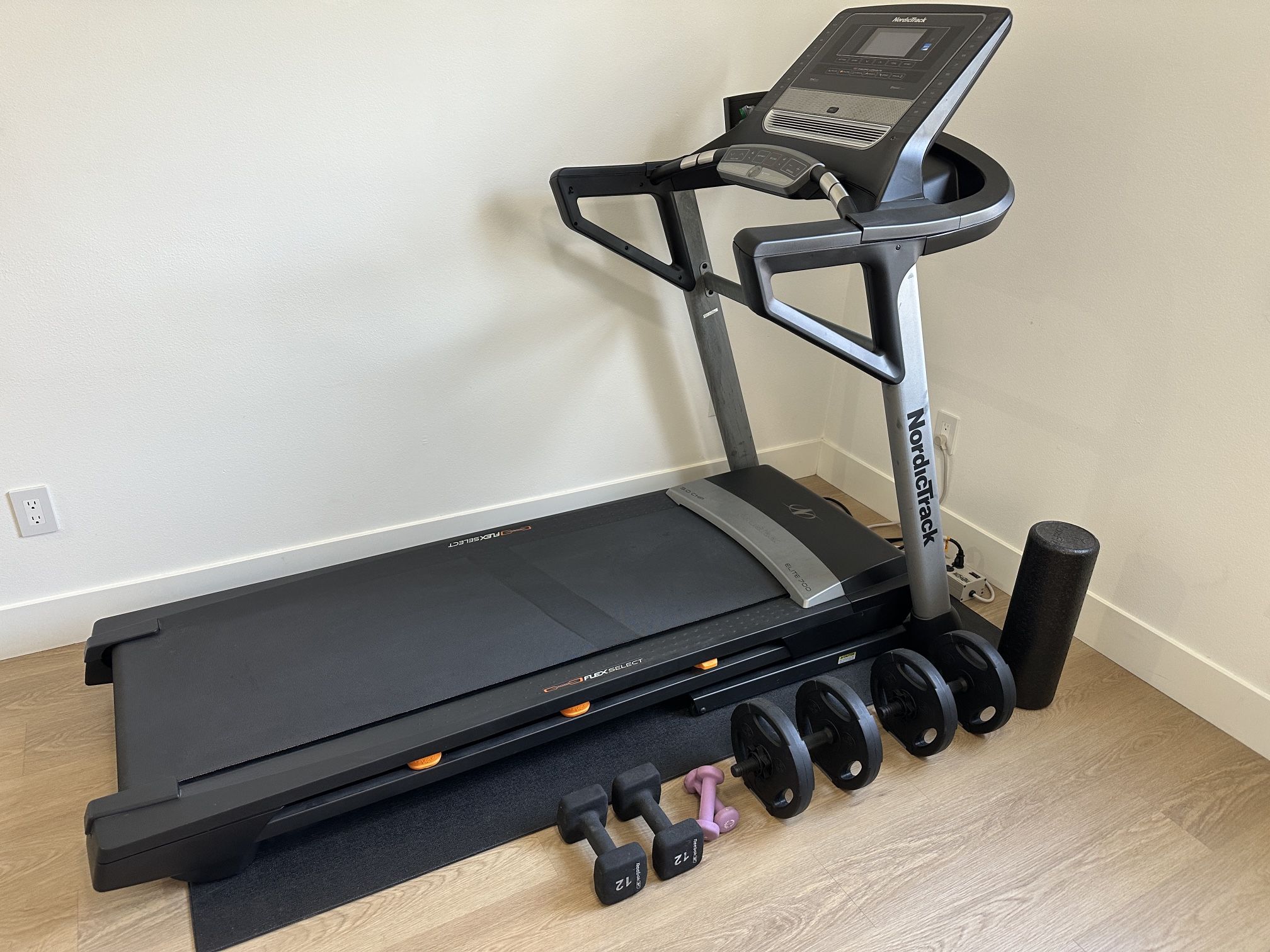 NordicTrack Elite 700 Treadmill - LIKE NEW! (Treadmill Mat included)