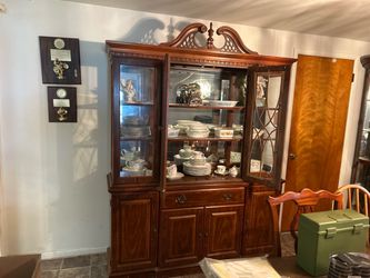 Broyhill China Cabinet/Hutch
