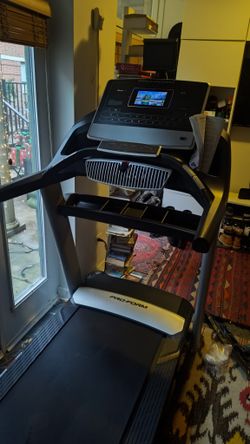 PROFORM PRO 2000 COMMERCIAL TREADMILL ( LIKE NEW & DELIVERY AVAILABLE TODAY)