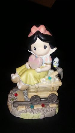 DISNEY'S SNOW WHITE FIGURE