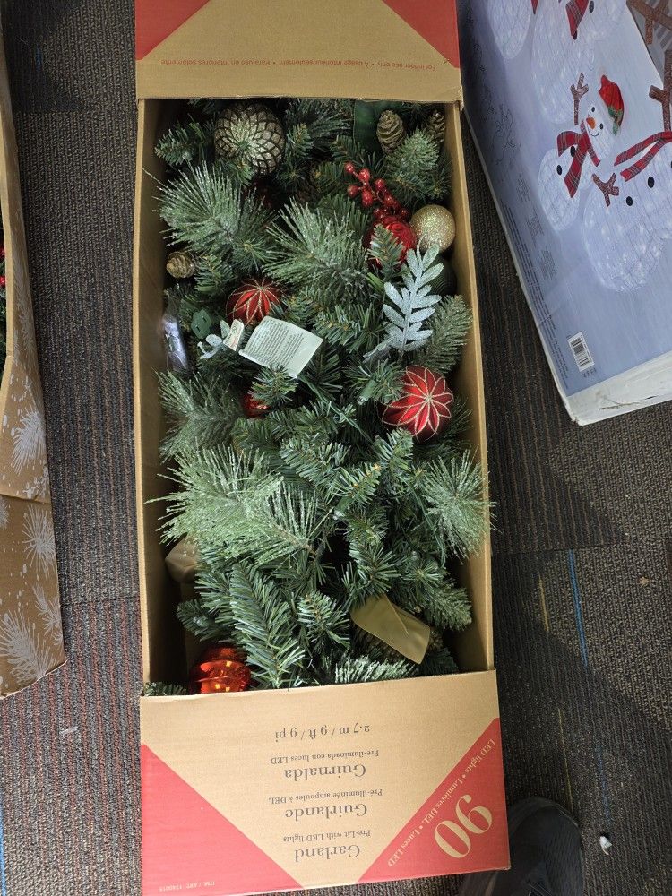 9’ Pre-lit LED With Twinkle Artificial Greenery Garland