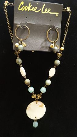 New Cookie Lee jewelry set necklace and earrings genuine Crystal and shell tag $34