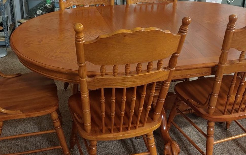 Vintage Solid Oak Table With 2 Foot Leaf & 6 Chairs