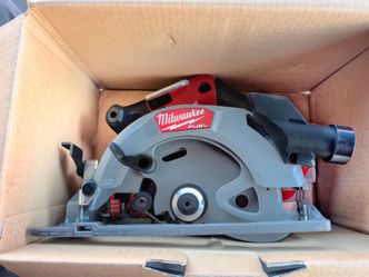 Milwaukee
M18 FUEL 18V 6-1/2" Circular Saw (tool only/No blade)