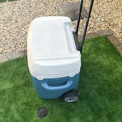 IGLOO Cooler With Wheels 