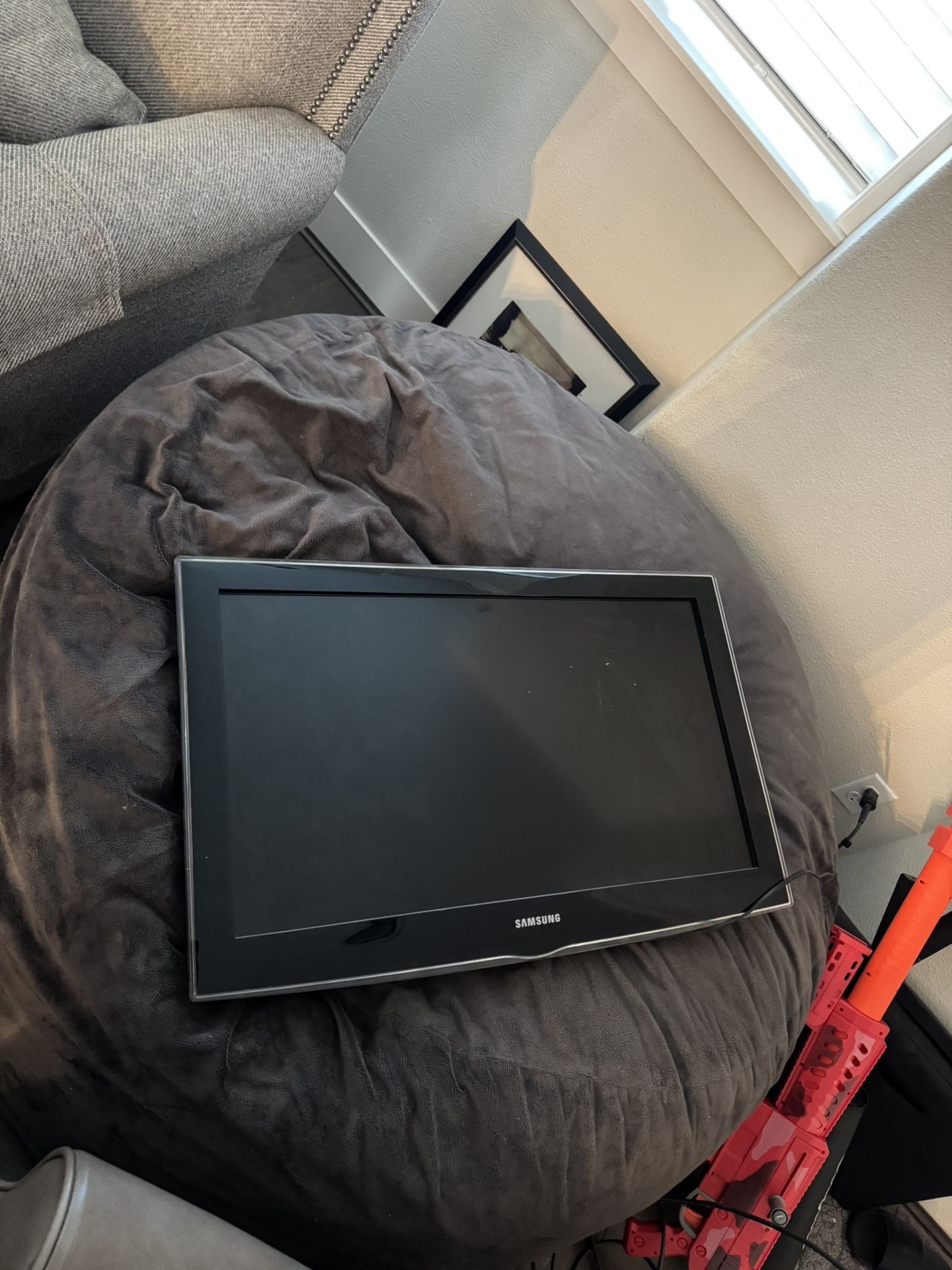 Samsung TV (With Mount) - Actual Screen Size 15 1/2” x 27 1/2”