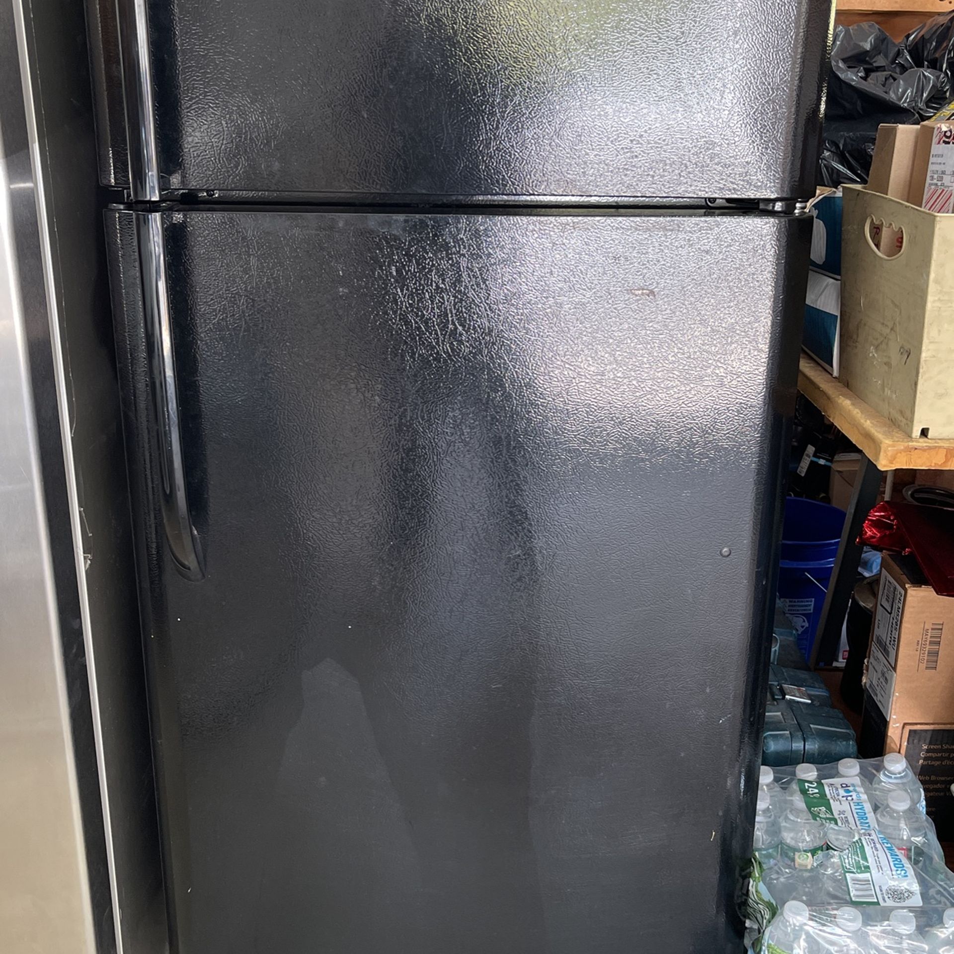 Good Running Refrigerator 18 Cu Ft 