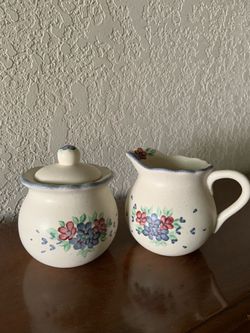 Noel Pie Plate Company hand painted ceramic 3pc Canister set circa 1995.