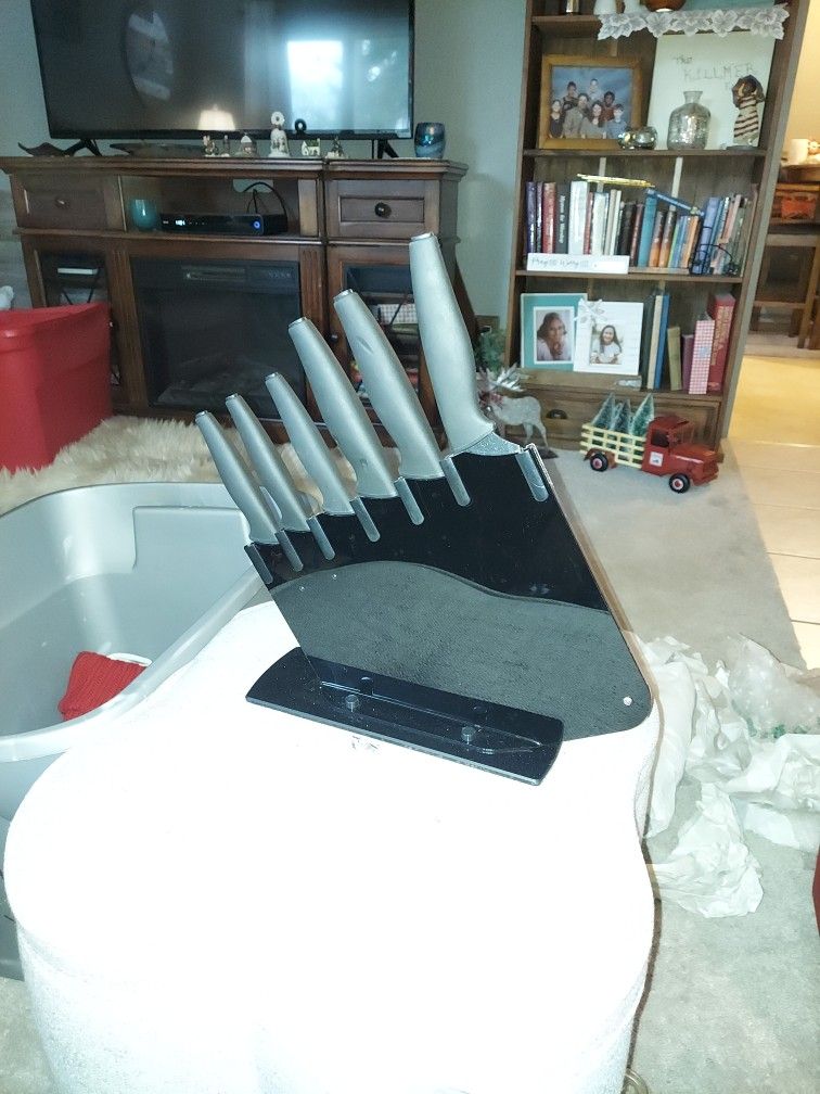 Space saving Knife set holder