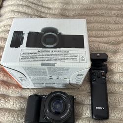 Sony Alpha ZV-E10 + Vlogger Kit For Sale 