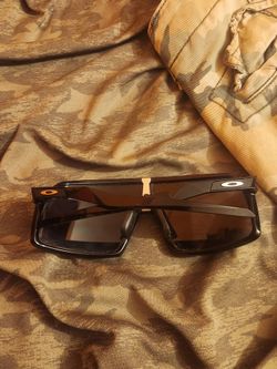 Oakley sutro