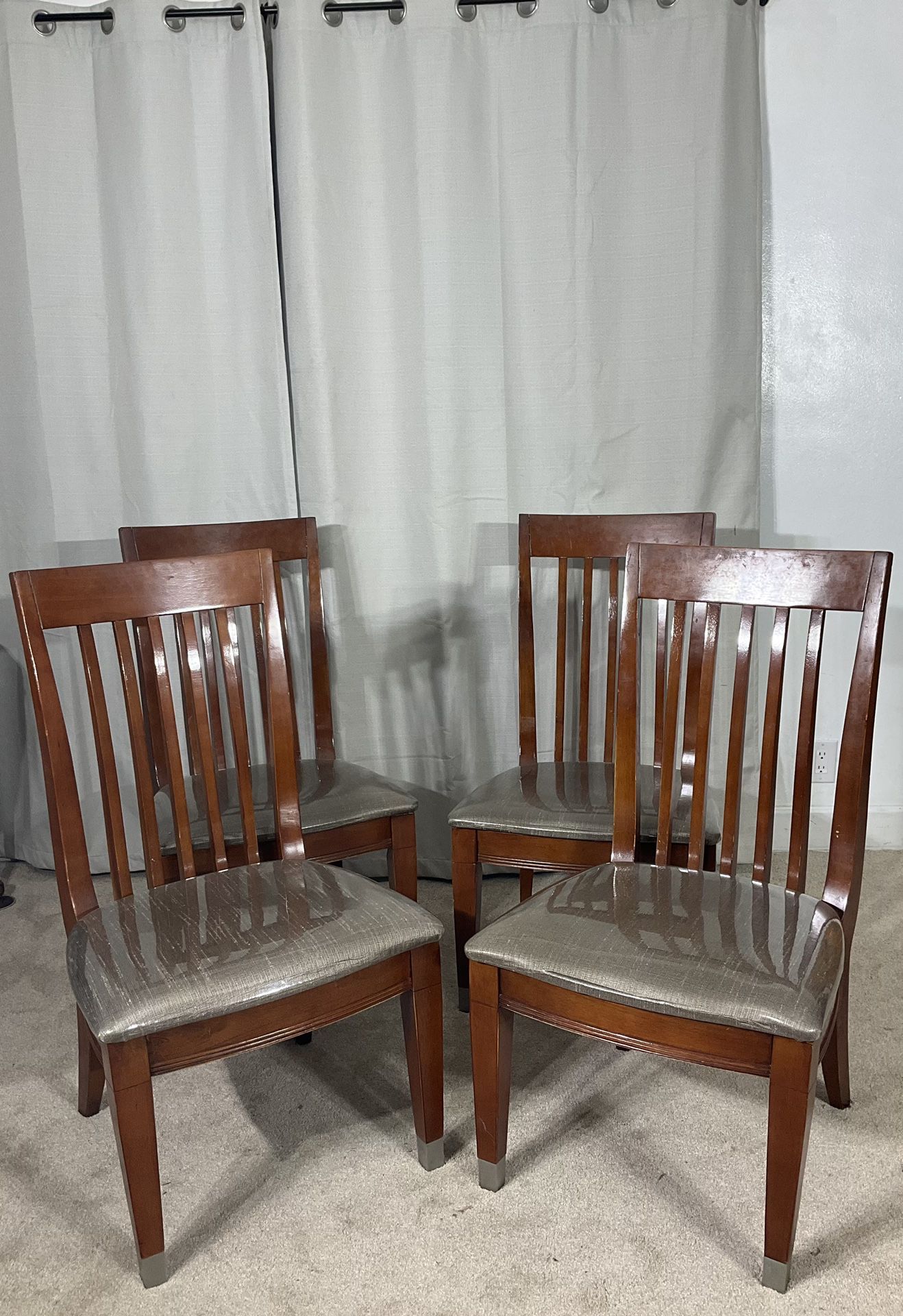 Ashley Furniture Dining Chairs With WIDE Cushioned Seats / Sillas (4)
