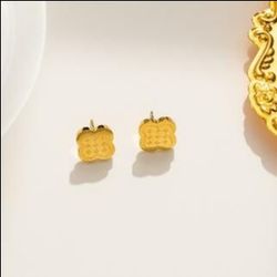 Gold Clover Stud Earrings – Minimalist Elegant Style