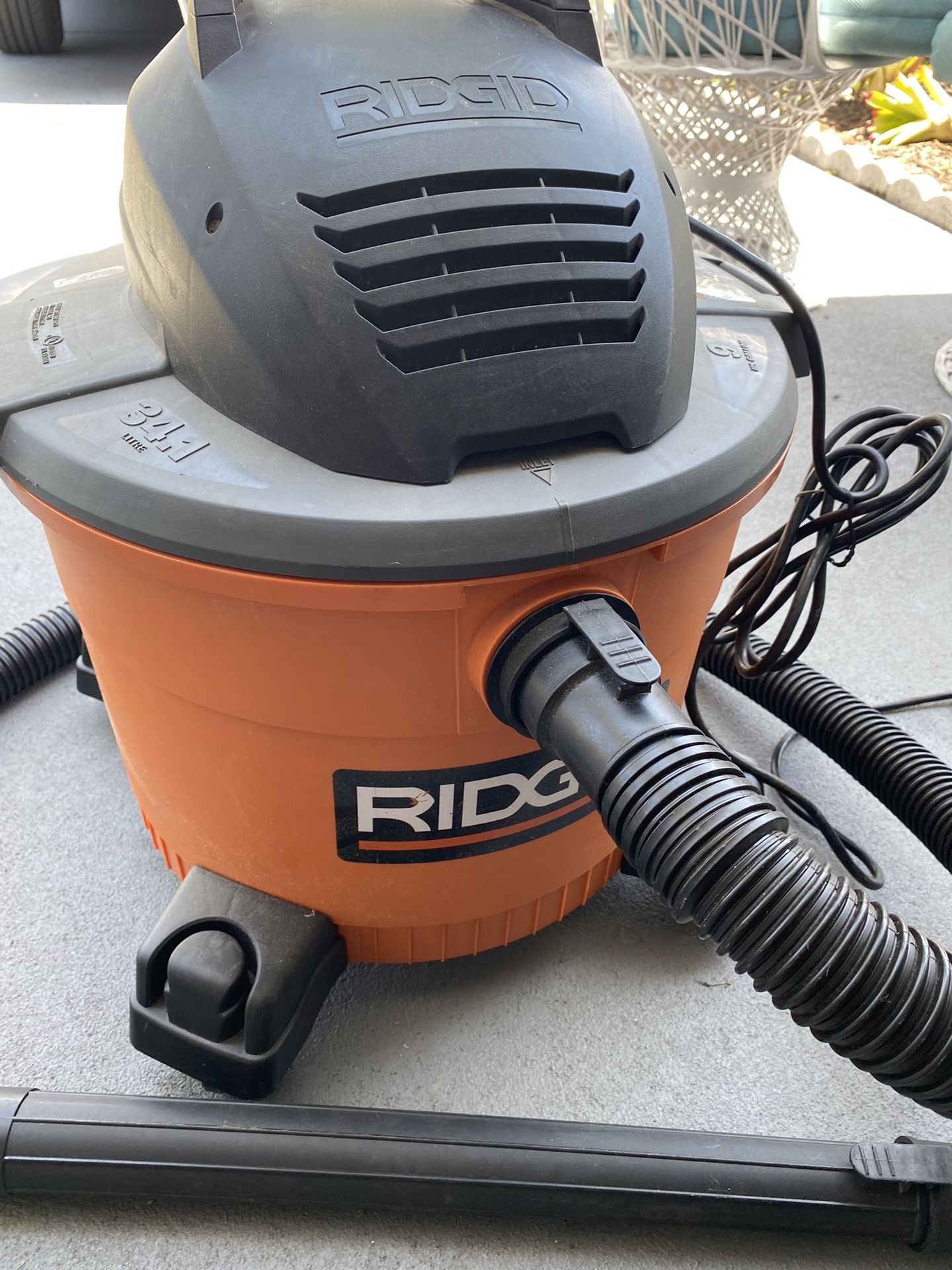 RIDGID 9 Gallon Wet/Dry Shop Vacuum with Filter Locking Hose and Accessories
