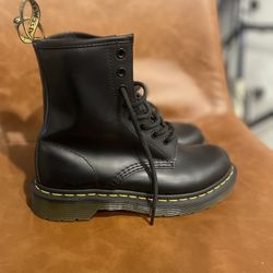 Dr. Martens “1460 W” Women’s Size 6L