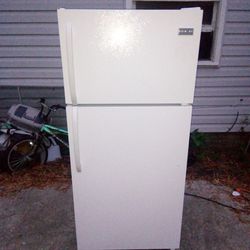 16 Cubic Ft. Frigidaire Refrigerator, Including Ice Maker,Ice Bucket Missing 