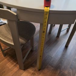 Table With 4 Chairs. 