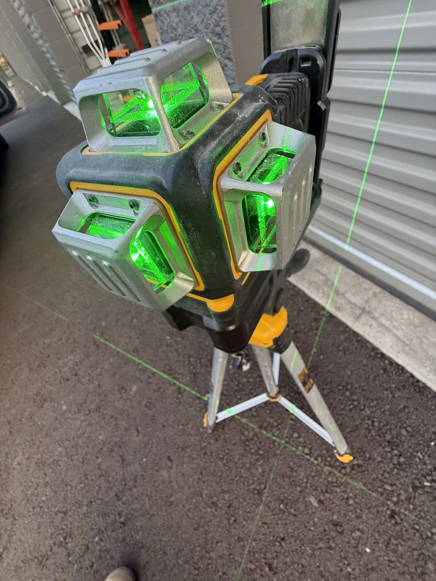 DEWALT 3 PLANE LASER & TRIPOD