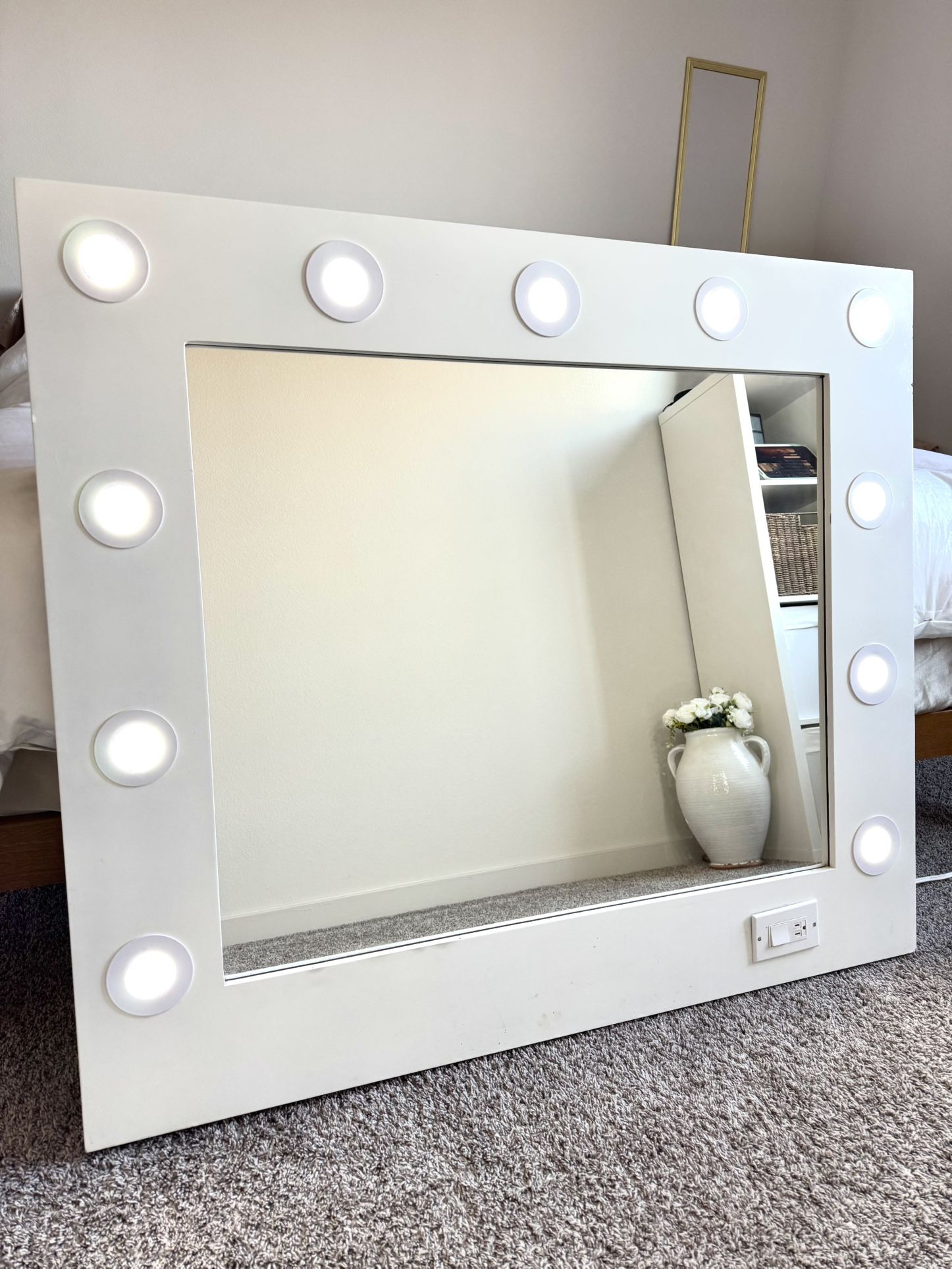 Beautiful Vanity/Makeup Mirror with LED lights | SEND ME OFFER