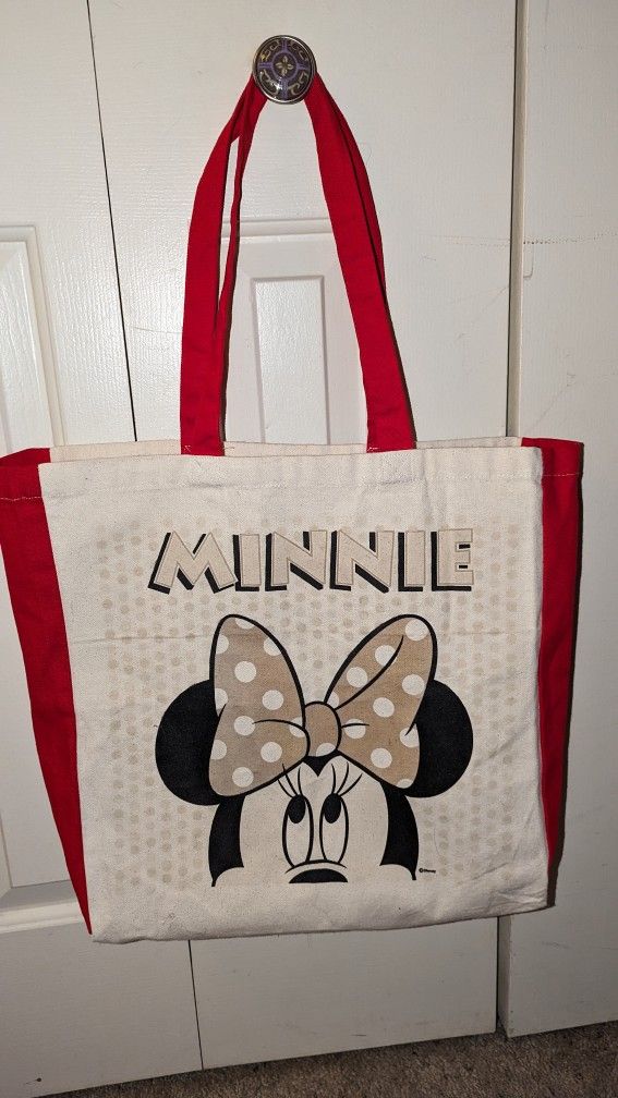 Color Changing Del Sole Minnie Mouse Disney Tote.
Changes color in the sun!