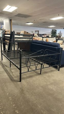 Black Full size Platform bed frame (Assembled)