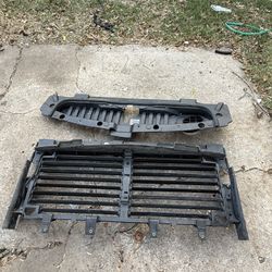 OEM NEW 2019-2020 GM Chevrolet Silverado Shutter Assembly Front 