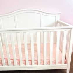 Crib/Toddler bed with waterproof mattress and sheet
