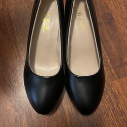 Black Pumps