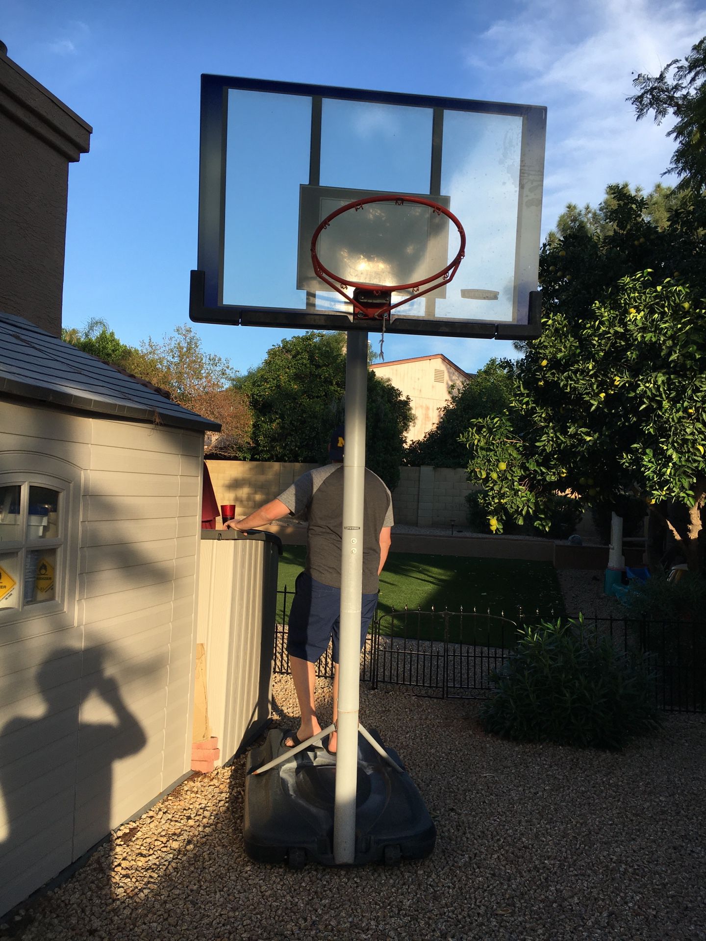 Freestanding basketball hoop