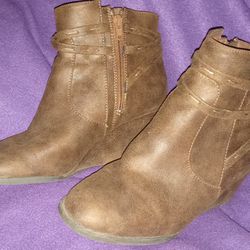 Women's Sugar Footwear Cognac Tassel Wedge Ankle Boots Size 7.5
