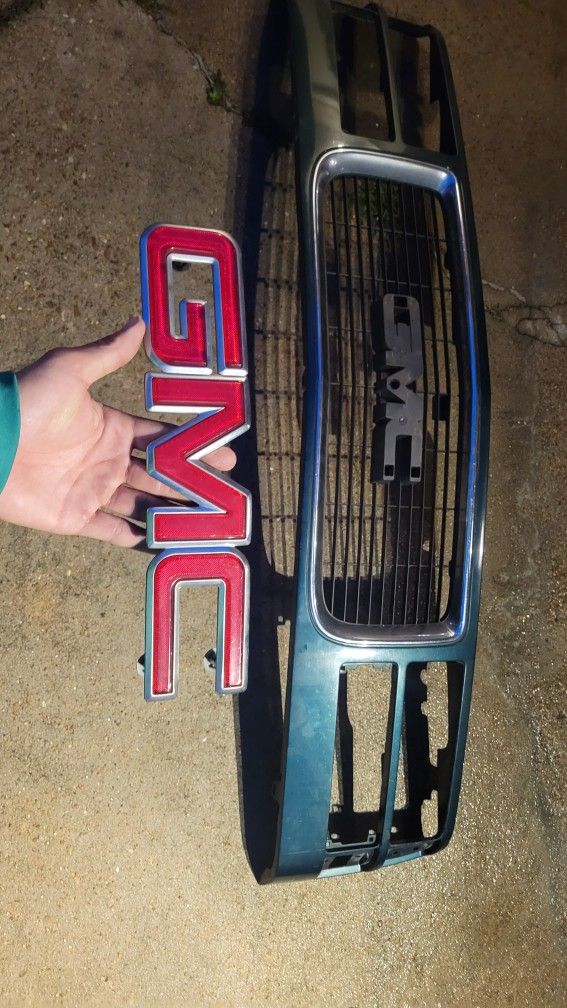 88-98 GMC Grille Emblem