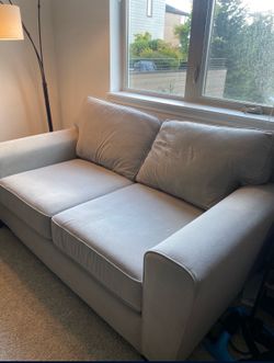 Incredibly Comfy Love Seat! Available for pickup Aug 1 9am -2pm ONLY