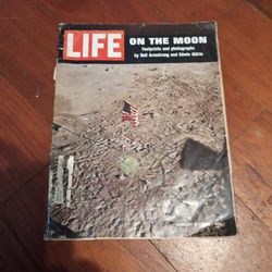LIFE MAG AUG 1969 ON  THE MOON  FOOTPRINTS & PHOTOGRAPHS  BY NIEL ARMSTRONG & EDWIN ALDRIN