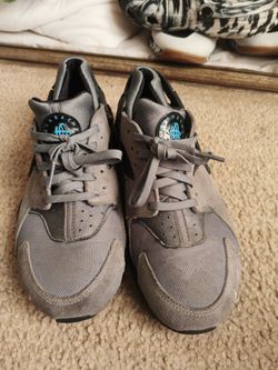6y women's Nike Huarache black and gray suade shoes