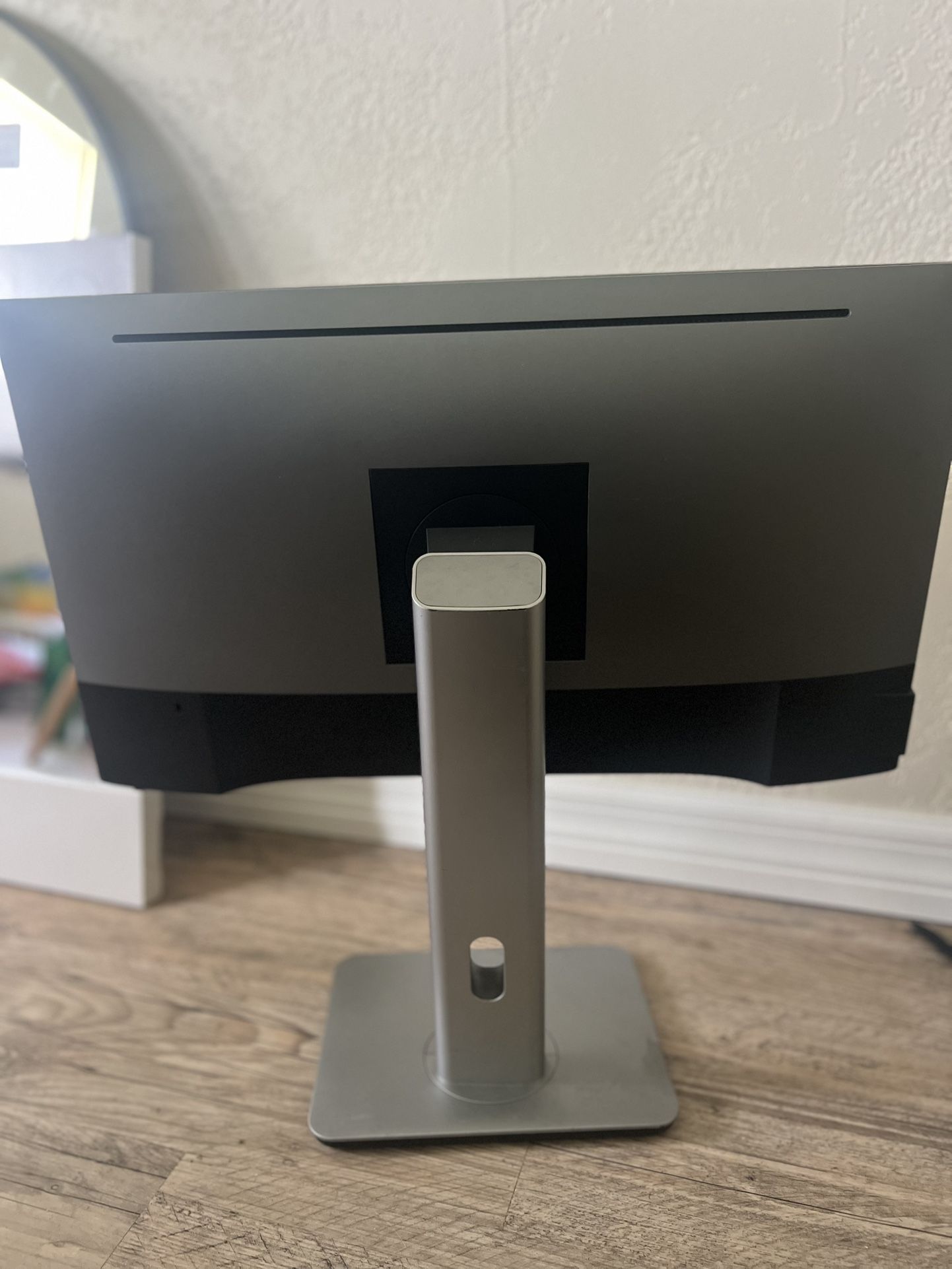 Dell 24” Infinity Edge Monitor + adjustable stand