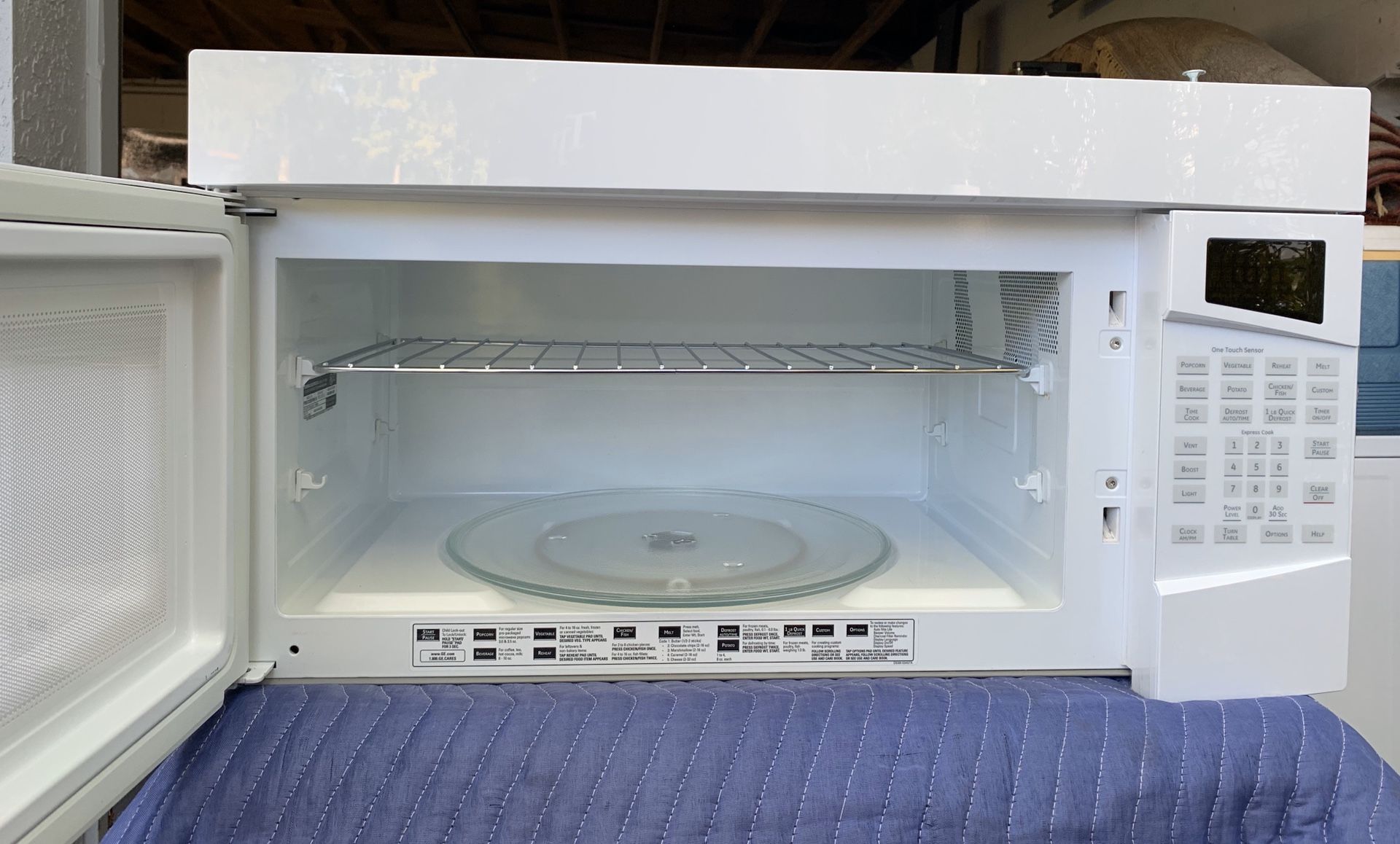 GE Profile Spacemaker 1.8 Cu. Ft. XL1800 Microwave Oven White for