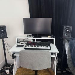 Volt 476P USB-C Audio Interface with JBL 305P Mkll 5" Powered Monitors- have stands too